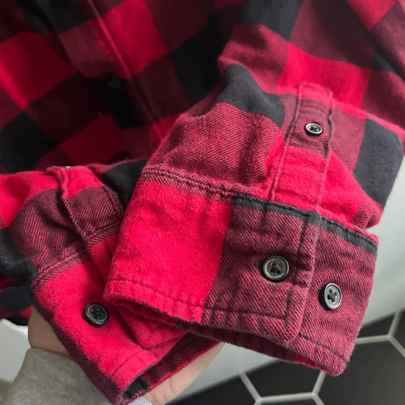 EUC H&M 100% cotton men’s size XL flannel button up shirt in red buffalo plaid. - Picture 4 of 9